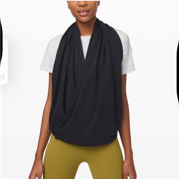 Gently used lululemon wrap jacquard black and blue pattern - Picture 4 of 7